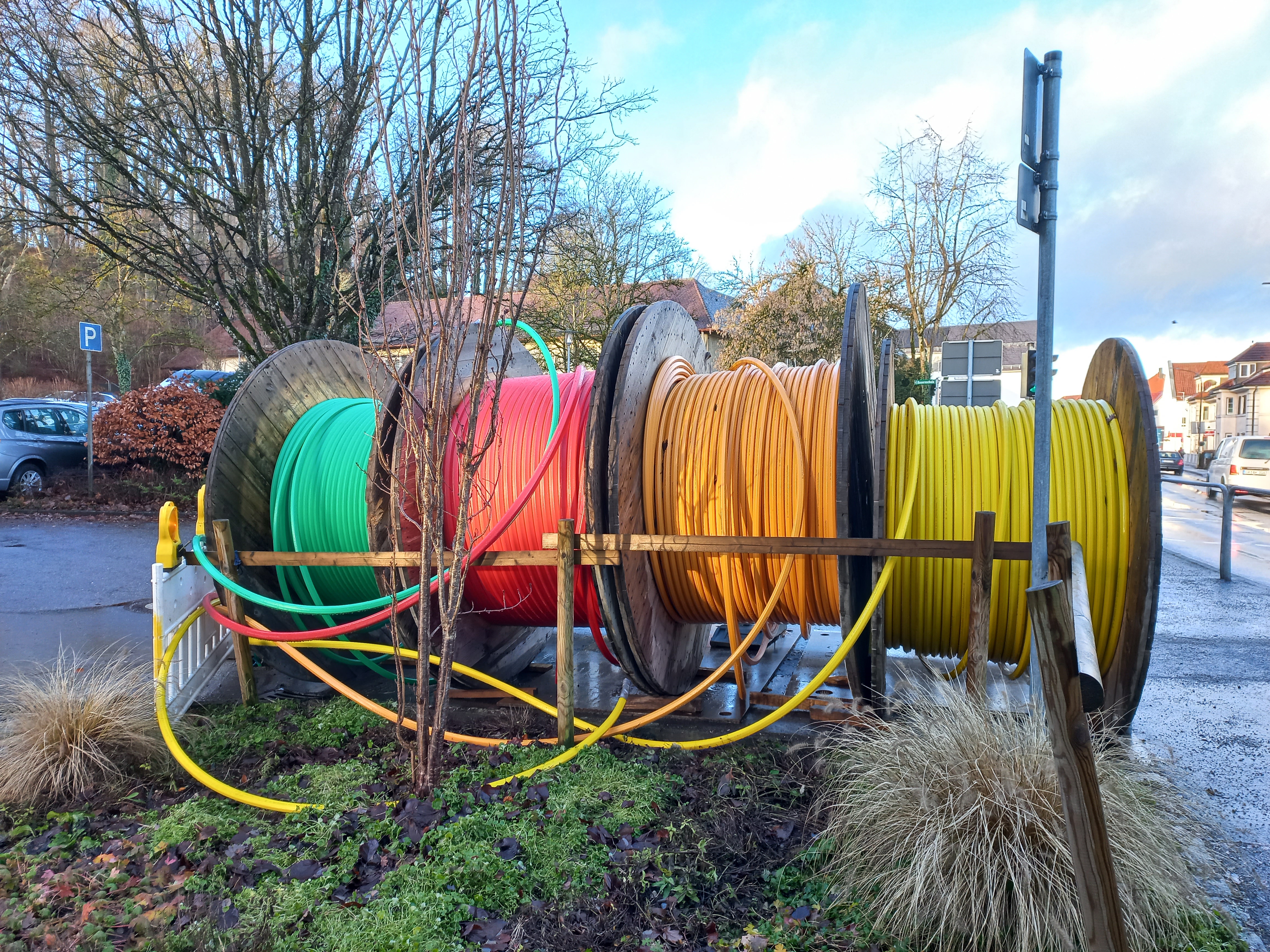 Cable reels containing optical fibre cables